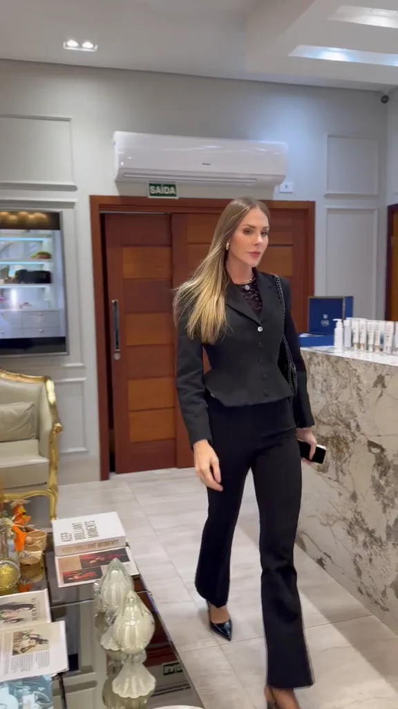 Flávia Calvi chegando pela recepção da Clínica Aseka, em Maringá